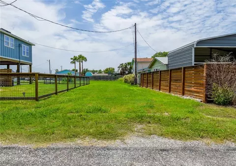 719 E Hackberry St, Rockport, TX 78382