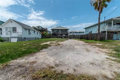 1019 S Austin St, Rockport, TX 78382