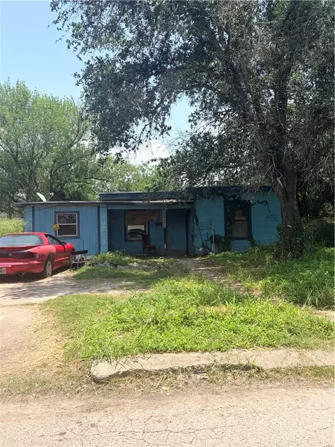 1604 Pena St, Alice, TX 78332