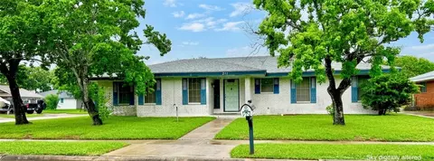 211 Barracuda Dr, Portland, TX 78374