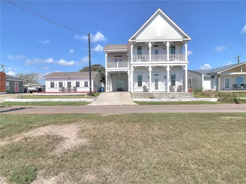 1615 Water St, Rockport, TX 78382