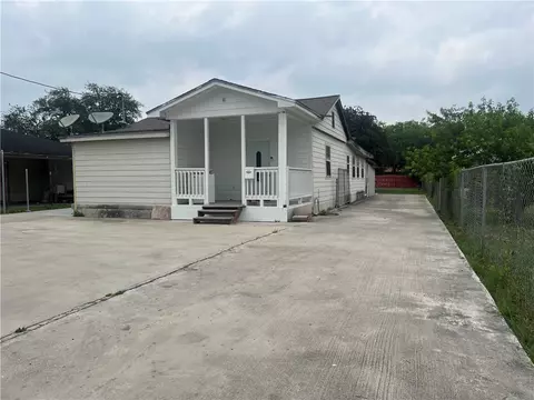 205 W 3rd St, Alice, TX 78332