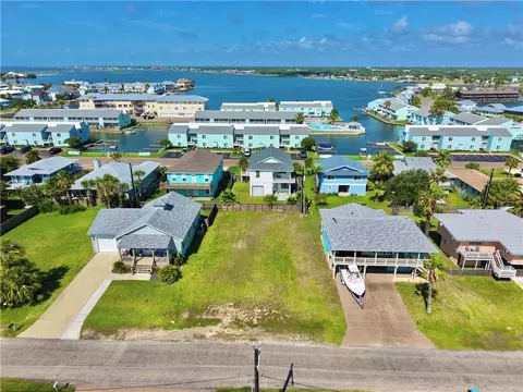 20 Nassau Dr, Rockport, TX 78382