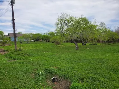 410412 2nd St, Bayside, TX 78340