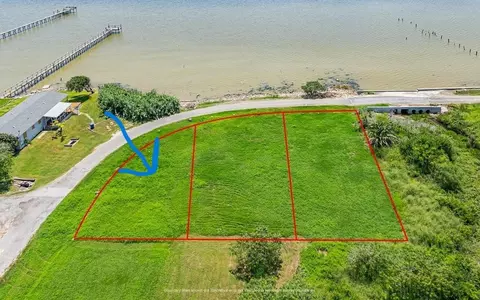 631 Copano Dr, Bayside, TX 78340