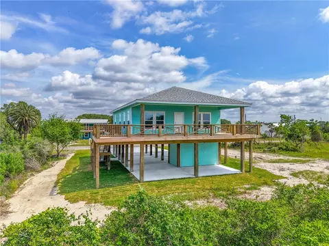 233 W Club Oak, Rockport, TX 78382