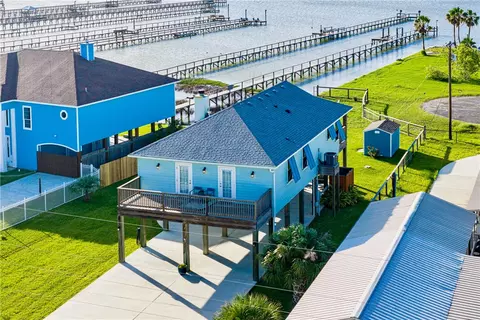 60 Copano Rdg, Rockport, TX 78382