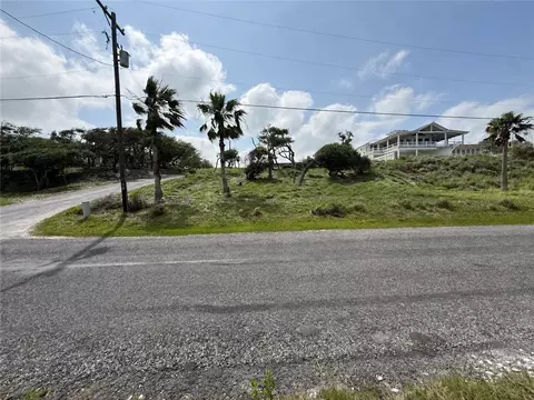 102 Bay Rd, Rockport, TX 78382