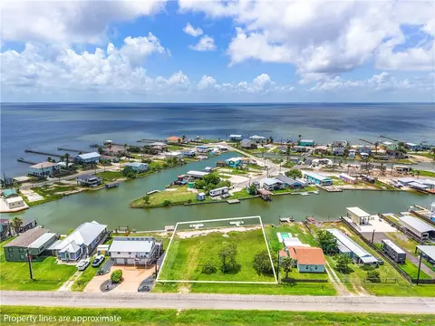 525 Copano Cv, Rockport, TX 78382