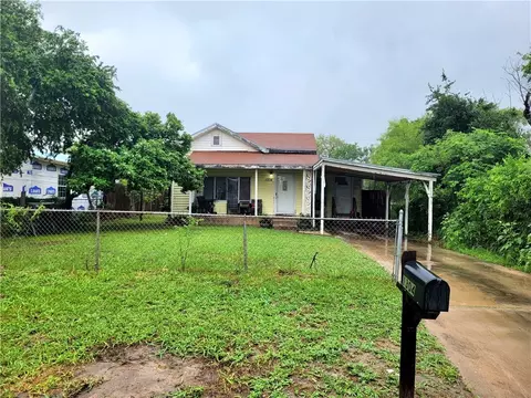 1304 E Richard Ave, Kingsville, TX 78363