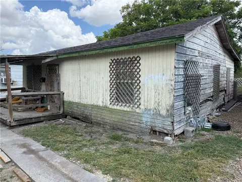933 Ross #1/2, Robstown, TX 78380
