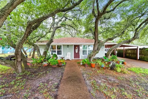 621 S Fuqua St, Rockport, TX 78382