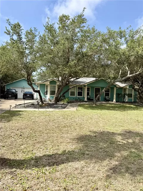 106 El Cid Dr, Rockport, TX 78382