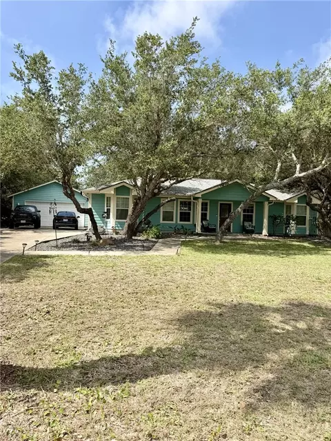 106 El Cid Dr, Rockport, TX 78382