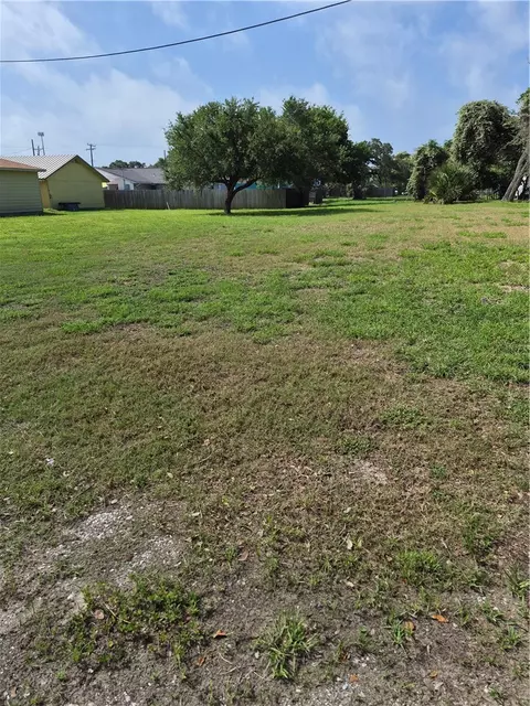 407405 E Concho St, Rockport, TX 78382
