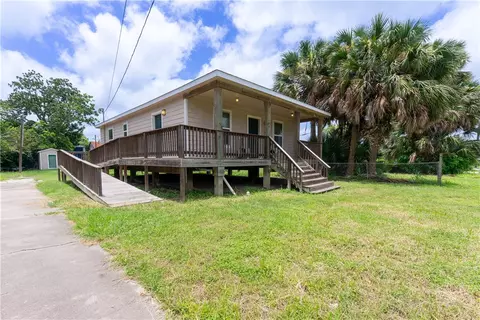 104 Commerce St, Refugio, TX 78377