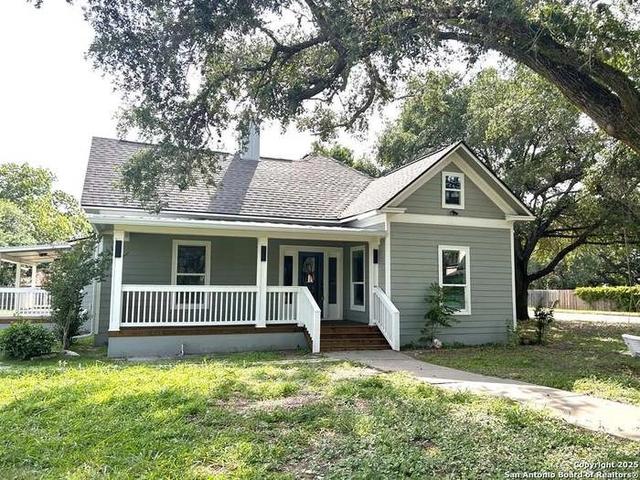 811 N Buchanan St, Beeville, TX 78102