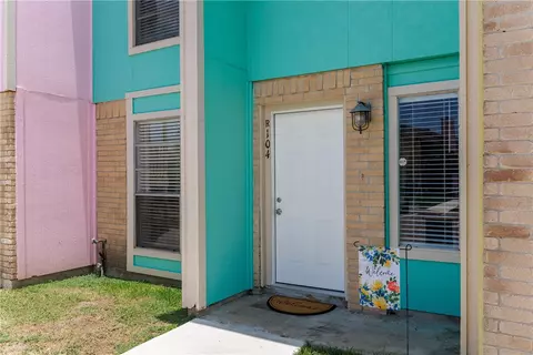 6702 Everhart #R104, Corpus Christi, TX 78413