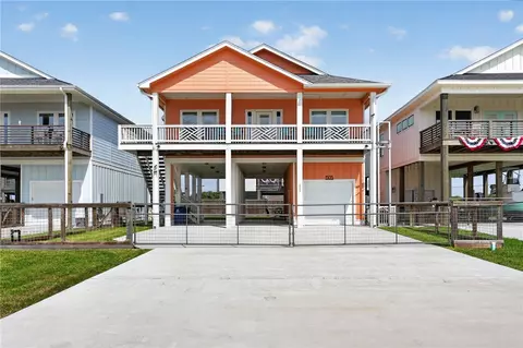 1505 S Live Oak St, Rockport, TX 78382