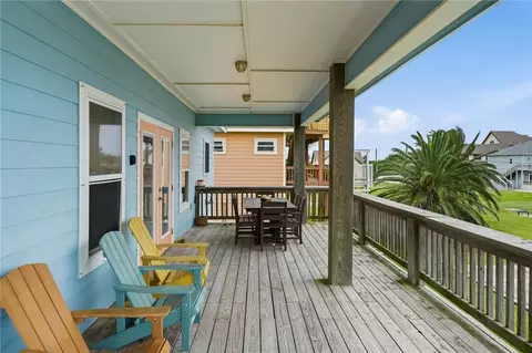 1306 S Magnolia St, Rockport, TX 78382
