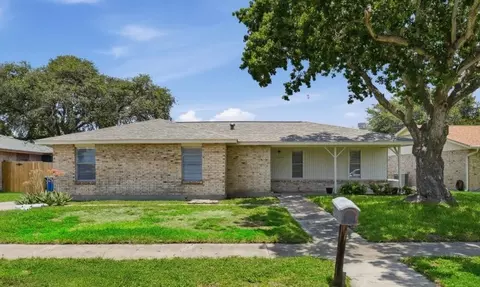2113 Saint Charles Dr, Portland, TX 78374