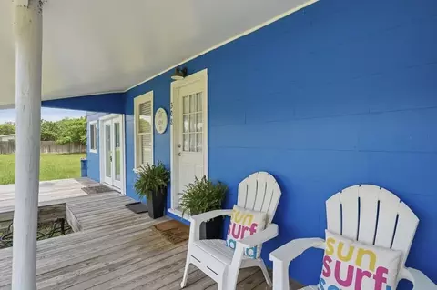 308 S 6th St, Rockport, TX 78382