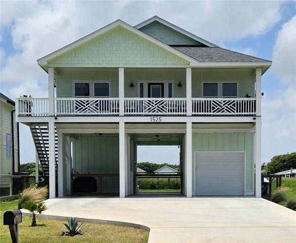 1525 S Live Oak St, Rockport, TX 78382
