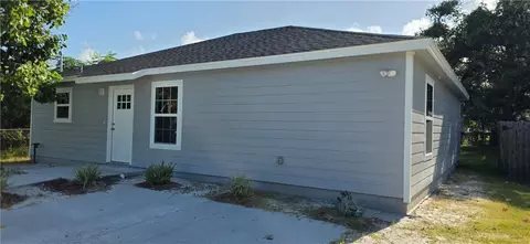 905 N Pearl St, Rockport, TX 78382
