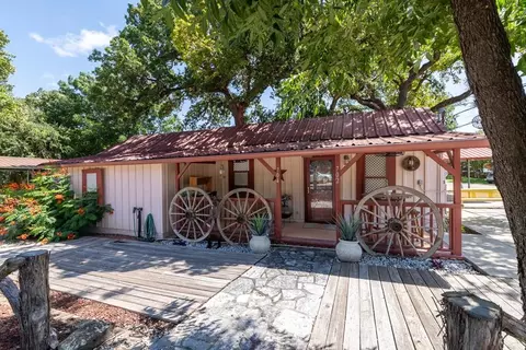 702 14th St, Bandera, TX 78003