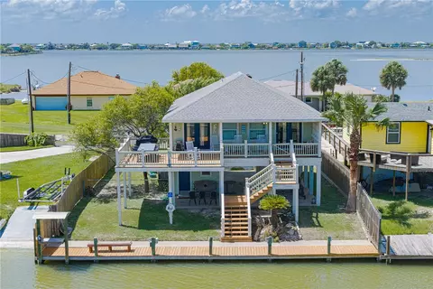 142 Lakeshore Dr, Rockport, TX 78382
