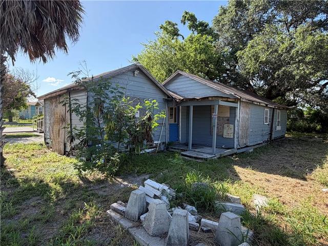 641 W Avenue E, Robstown, TX 78380