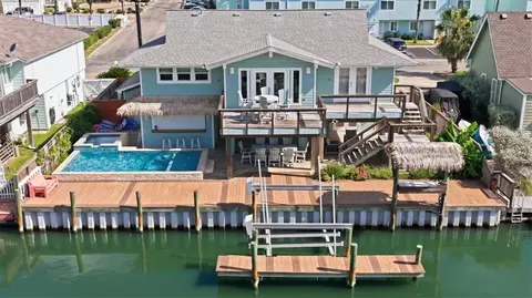 20 Mazatlan Dr, Rockport, TX 78382