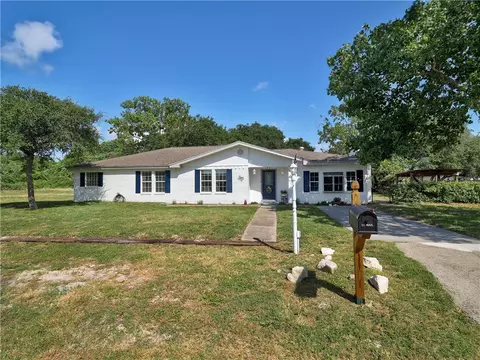912 S 7th St, Aransas Pass, TX 78336