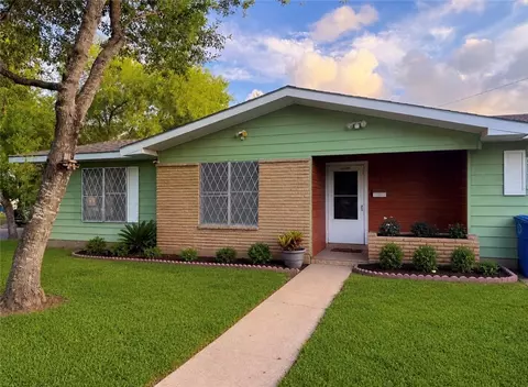 806 Leland Cir, Beeville, TX 78102