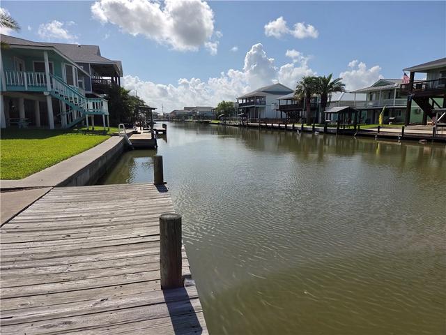 175 Sailfish Dr, Rockport, TX 78382