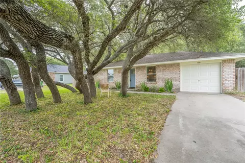 109 Saunders Ln, Aransas Pass, TX 78336