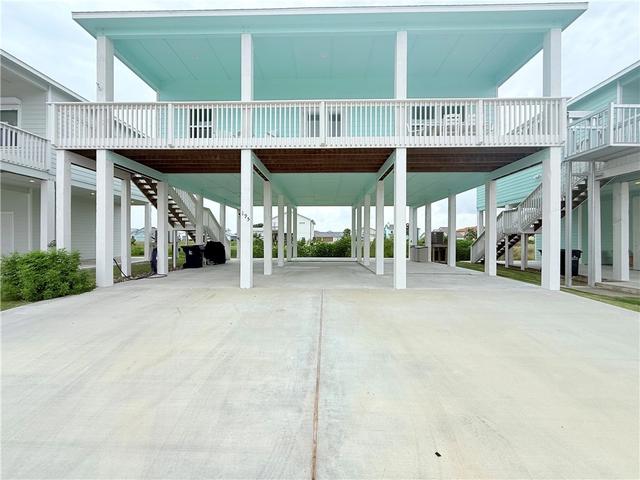 195 Paradise Dr, Rockport, TX 78382