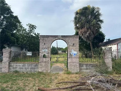 415 W Avenue D, Robstown, TX 78380