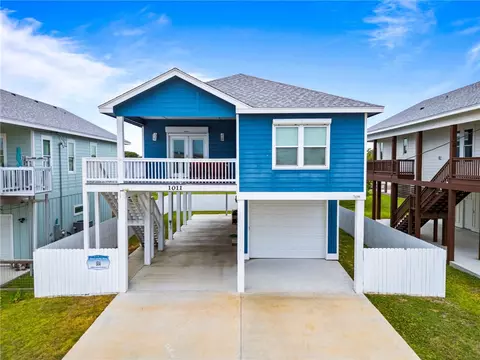 1011 S Live Oak St, Rockport, TX 78382