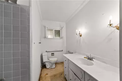 Bath - 706 E Henderson St, Bishop, TX 78343 photo 3 of 6