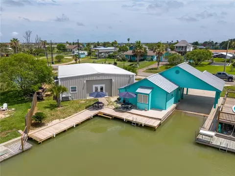220 W Sagebrush St, Rockport, TX 78382