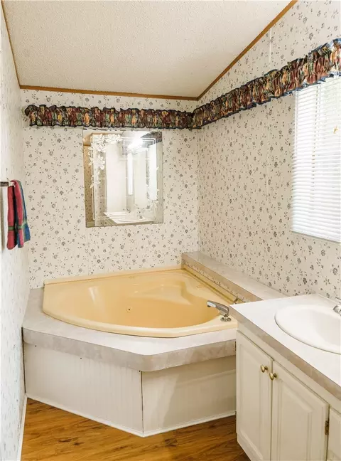 Bath - 207 Dunbar St, Refugio, TX 78377 photo 4 of 8