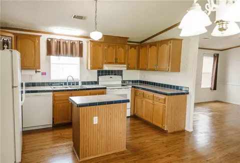Kitchen - 207 Dunbar St, Refugio, TX 78377 photo 2 of 2