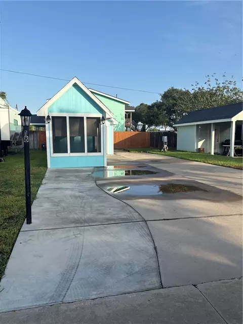 1406 W Corpus Christi St, Rockport, TX 78382