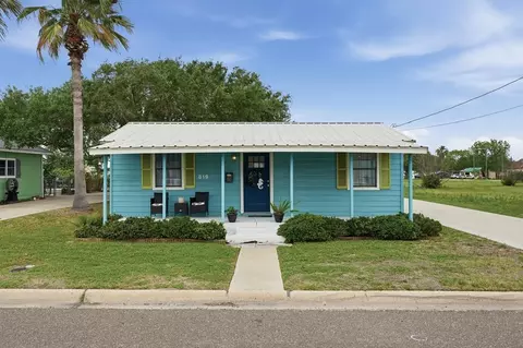819 S Church St, Rockport, TX 78382