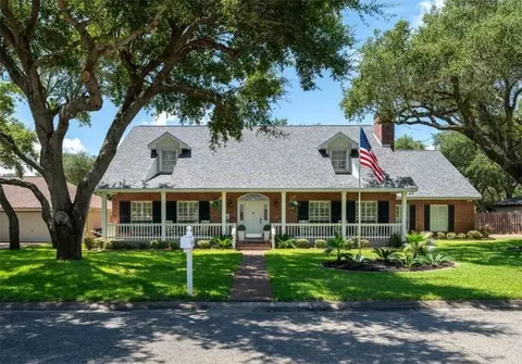 113 Cherry Hills Dr, Rockport, TX 78382