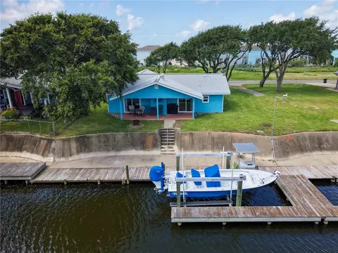 128 Palm Dr, Rockport, TX 78382