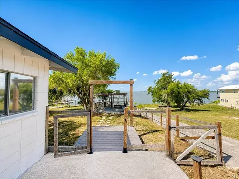 196 E Lake View Trl, Sandia, TX 78383