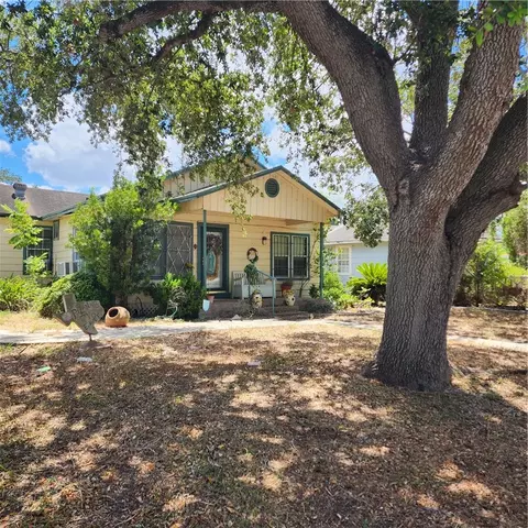 718 E Avenue E, Robstown, TX 78380