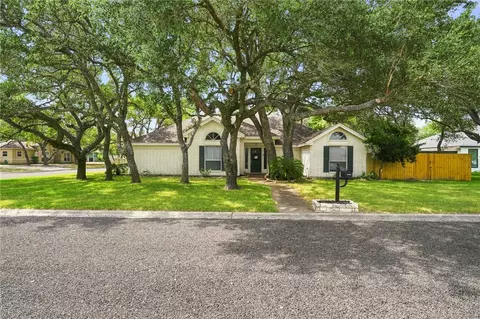 102 Cypress Pt, Rockport, TX 78382